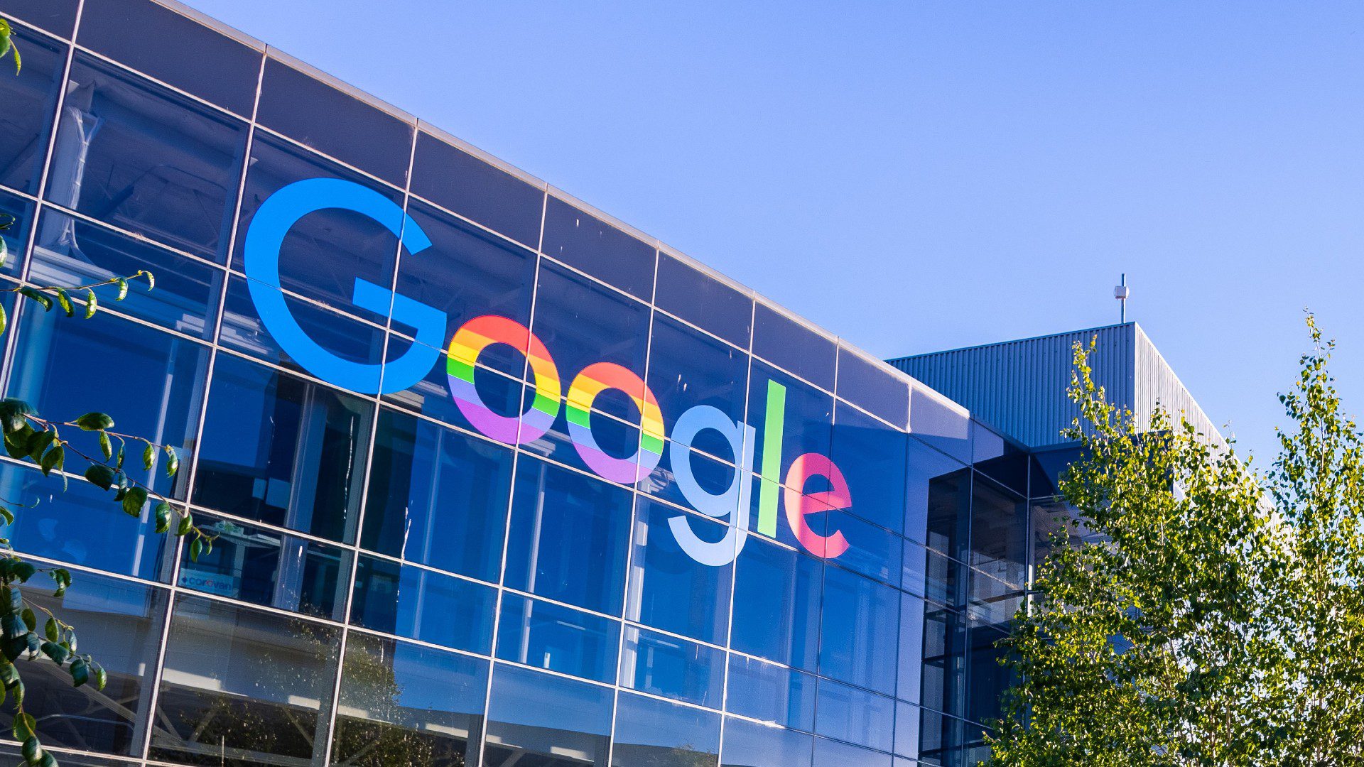 Googlers complain about hybrid work and pay